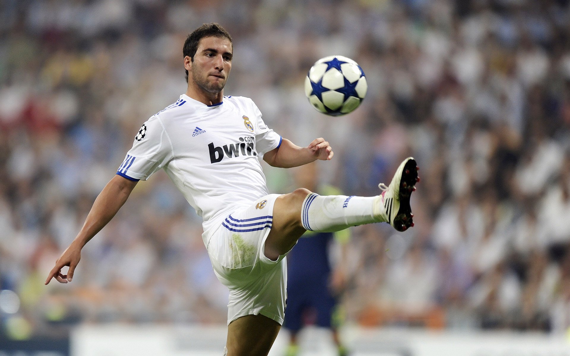 当足球撞上赛车,西班牙碾压尼斯,孙兴慜在F1赛道接管年度争冠