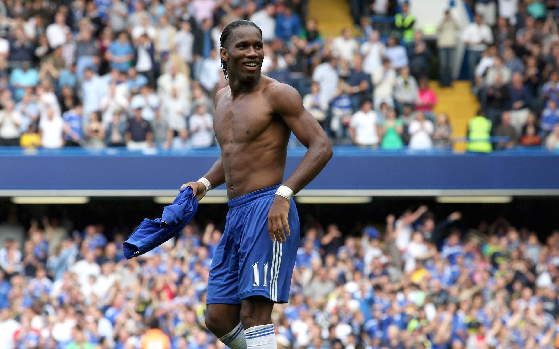 基于您提供的葡萄牙队完胜英格兰队和林高远点燃赛场这两个关键词，我为您构思了三个不同风格的标题，并选择其中一个进行详细展开